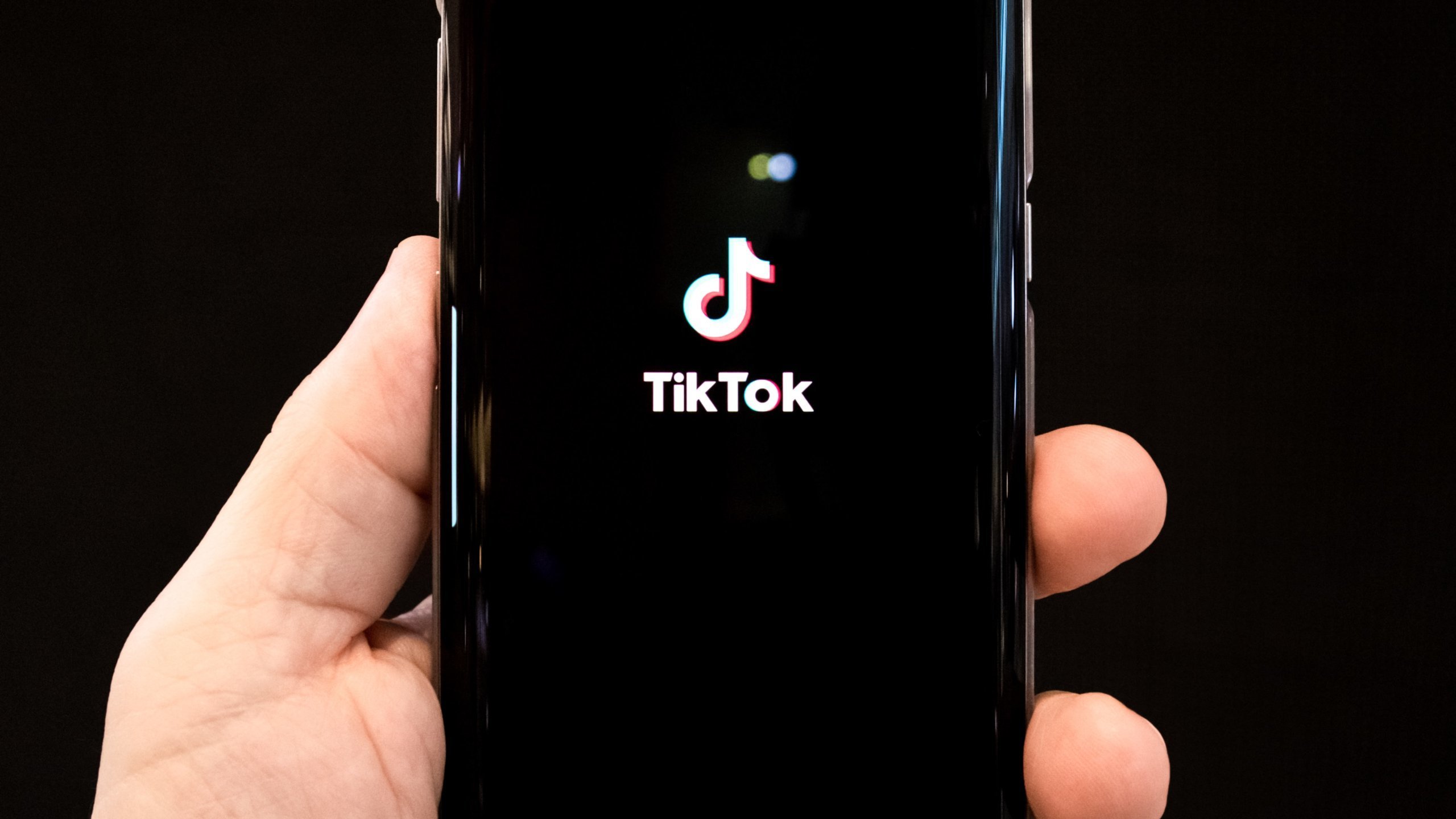 Read more about the article Australia becomes latest country to ban TikTok from government devices over security concerns