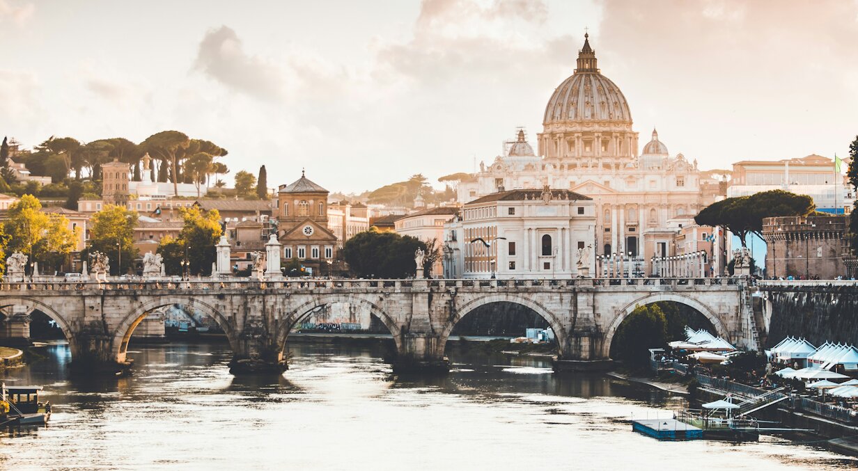 I ricavi degli abbonamenti musicali in streaming in Italia aumentano del 23% poiché gli artisti locali dominano completamente le classifiche